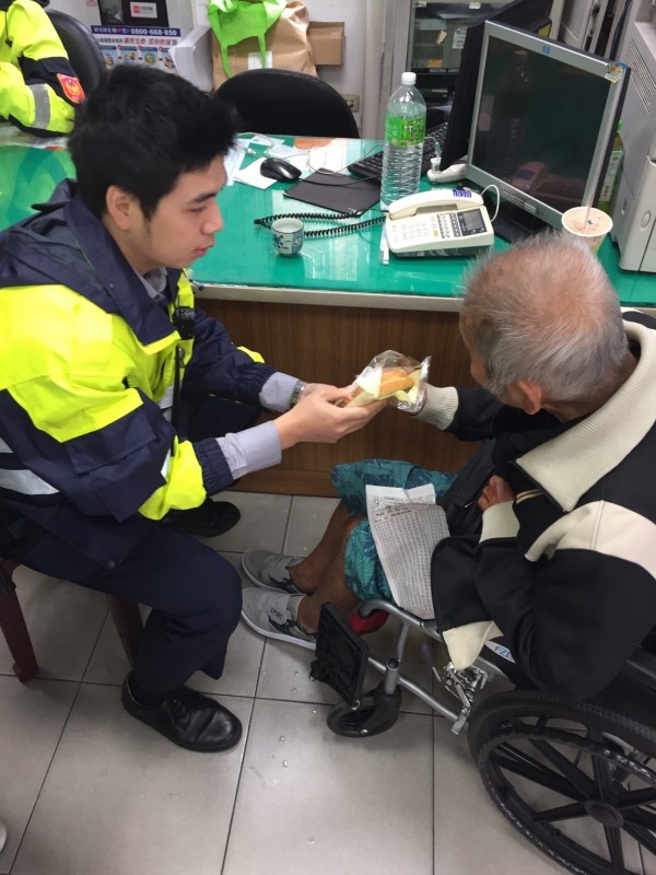 警方準備食物讓邵翁果腹。（記者王宣晴翻攝）
