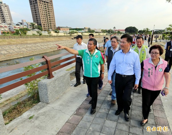 台中市長林佳龍（中）與議員何敏誠（左）、邱素貞等人視察旱溪排水整治成果。（記者張菁雅攝）