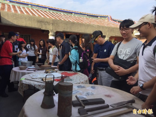 屏東大學社會發展學系師生，今天探訪台江聚落，觀摩在地公民運動力量。（記者洪瑞琴攝）