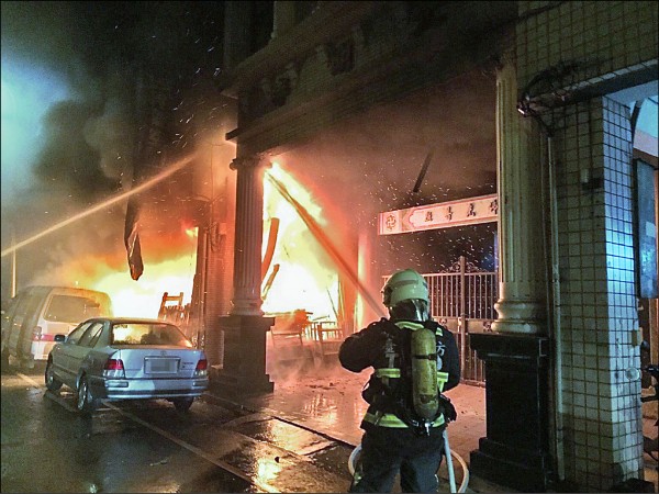 台中市中區光復路一家油漆行疑遭縱火，火警發生時，火勢兇猛。（記者楊政郡翻攝）