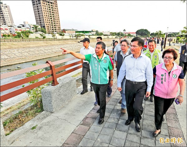 台中市長林佳龍（中）與議員何敏誠（左）、邱素貞等人視察旱溪排水整治成果。（記者張菁雅攝）