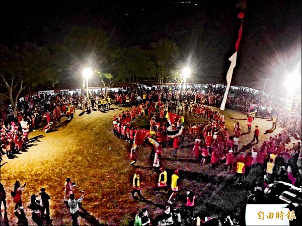 只有10年大祭才會登場的巴斯達隘大祭旗迎風飄揚。（記者黃美珠攝）