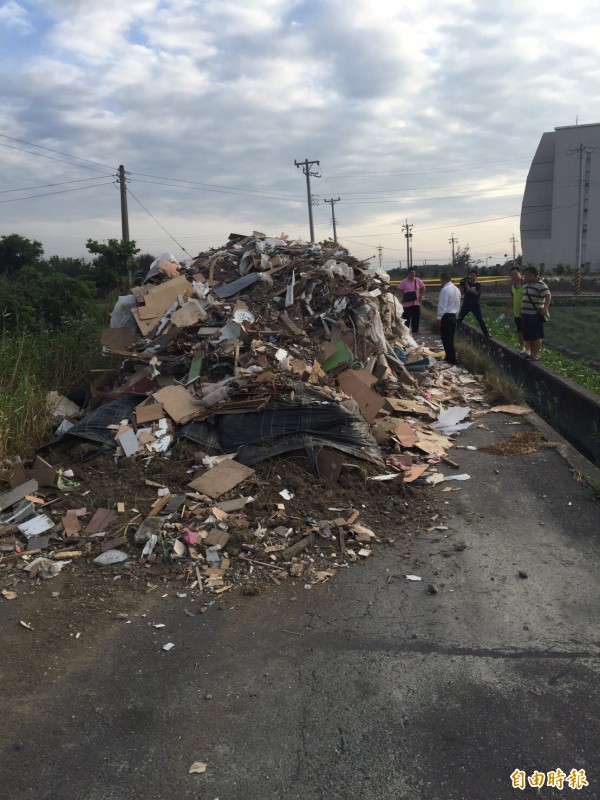 一座像小山的建築廢棄物被倒在大城鄉產業道路。（記者顏宏駿攝）