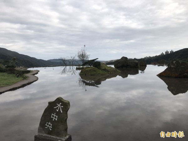 八煙聚落水中央在太陽出來前的樣貌，清幽寧靜。（記者葉冠妤攝）