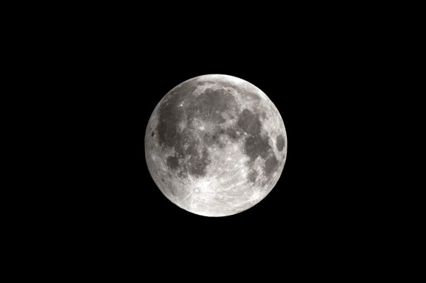 今年最大滿月明晚出現，是過去68年來最大的一次滿月，氣象局預報中心主任鄭明典在臉書PO文呼籲大家：「值得抬頭看看月亮。」（中央氣象局提供）