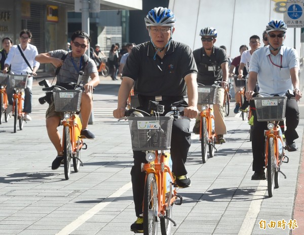 台北市長柯文哲（前）13日視察中山區自行車道，與交通局長張哲揚等騎乘YouBike體驗環境。（記者簡榮豐攝）