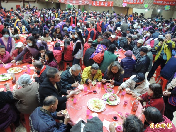 今年尾牙宴商機偏弱，各飯店大力搶。圖為宜蘭縣寒士吃飽愛心尾牙。（資料照，記者江志雄攝）