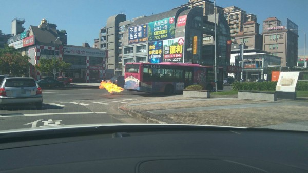 有民眾在網路貼文指出，一台行駛於台北市的公車，其後頭的排氣管竟噴出一長條火焰，看起來就像改裝過的賽車一樣。（圖截自爆料公社）