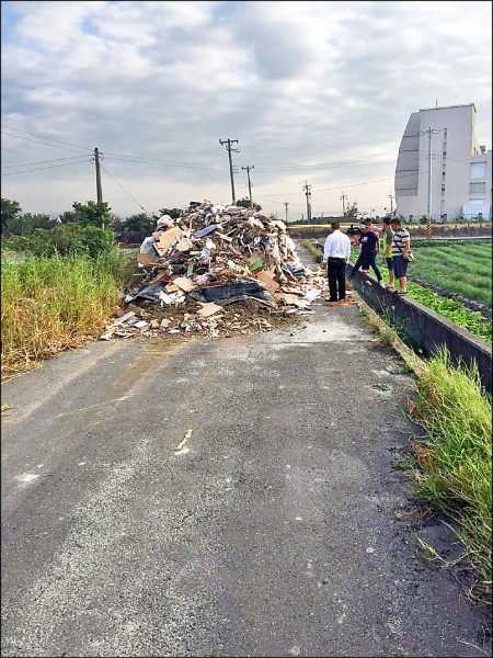 大城鄉一條產業道路被人傾倒一整車的建築廢棄物，裡面有來自新北市的便當盒。（記者顏宏駿攝）