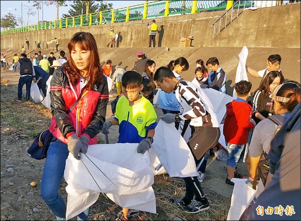 在立委何欣純號召下，許多民眾全家總動員，一大早參與頭汴坑溪淨溪。（記者陳建志攝）