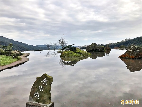 八煙聚落水中央在太陽出來前的樣貌，清幽寧靜。（記者葉冠妤攝）