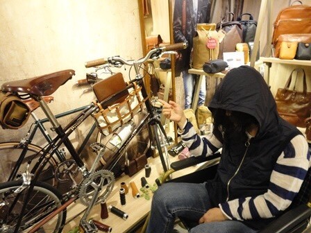無業鄭姓女子連偷百貨公司五個專櫃精品失風被逮。(記者王俊忠翻攝) 無業鄭姓女子連偷百貨公司五個專櫃精品失風被逮。(記者王俊忠翻攝)