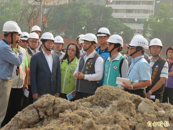 市長林佳龍視察台中公園日月湖清淤工程。（記者蘇金鳳攝）