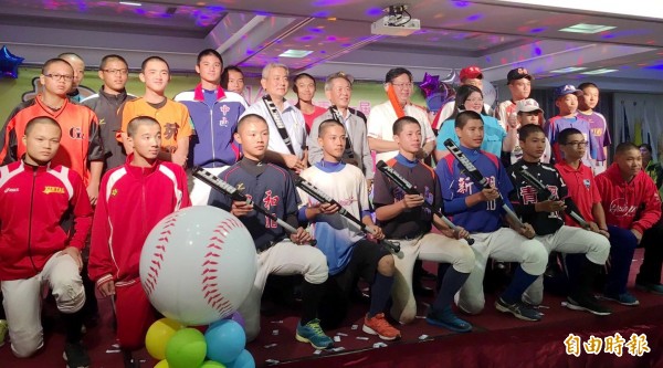 首屆「桃園盃」開戰，鄭文燦期許成為台灣三級棒運盛事。（記者李容萍攝）