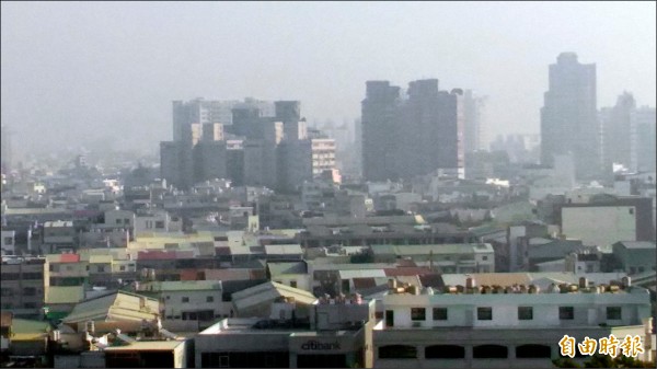 台南市昨早天空霧茫茫一片。（記者蔡文居攝）