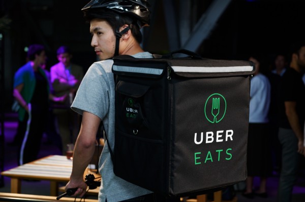 已在美加、澳洲全球共計36個城市陸續推出大受好評的「UberEATS」，明天也將在台灣開始營運。（彭博）