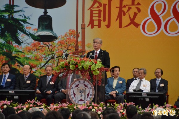 台灣大學校長楊泮池今天出席創校88週年慶祝，會後受訪，針對近日郭明良團隊的癌症研究引發造假風波，首度對外致歉，並將嚴肅調查，並嚴懲。（記者吳柏軒攝）