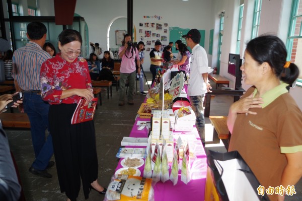 捍衛食安，力挺在地商家，斗六市公所推「斗六真好護照」，招募優質商家。（記者林國賢攝）