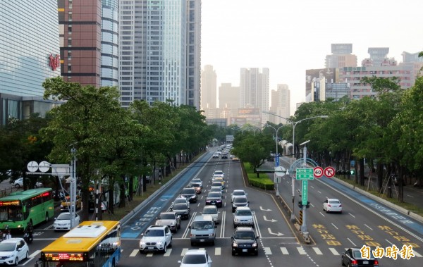 台中捷運藍線行經台灣大道。（記者張菁雅攝）