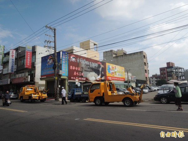 竹北市中正東路市場周邊的車輛違停多，為警方加強拖吊的重點區域；市公所考量停車空間不敷使用，爭取蓋立體停車場。（記者廖雪茹攝）