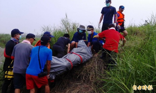 該男子全身浮腫且有異味飄出，客死異鄉還無人指認的場面是令人不忍卒睹。
（記者陳彥廷翻攝）