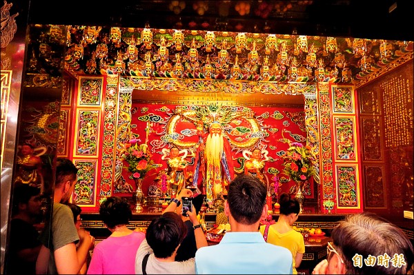 基隆市慶安宮月老神尊7月上旬安座後，不少人上門求紅線，盼能有好姻緣，已陸續傳出3對完成終身大事。（記者俞肇福攝）