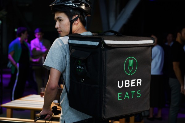 「UberEATS」將在今11時上路，提供機車和自行車送餐服務，初期僅服務台北地區。（彭博）