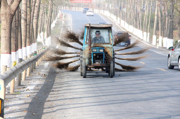 中國湖北出現超狂掃街車，模樣相當奇特。（圖擷取自中國青年網）