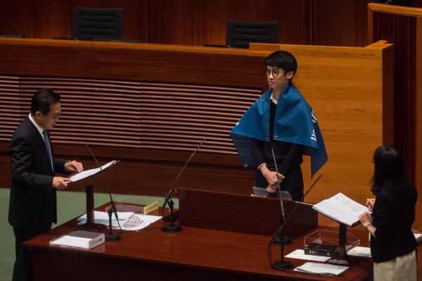 香港立法會於今年10月間進行新任議員就職宣誓，「青年新政」新任議員梁頌恆在宣誓過程中拿出「香港非中國」的旗幟披在肩上，在近期引發一連串的爭議及衝突。（法新社）