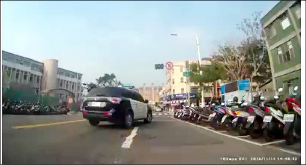 警方未打方向燈就變換車道，後方騎士煞車發生追撞車禍。（記者洪臣宏翻攝自爆料公社）