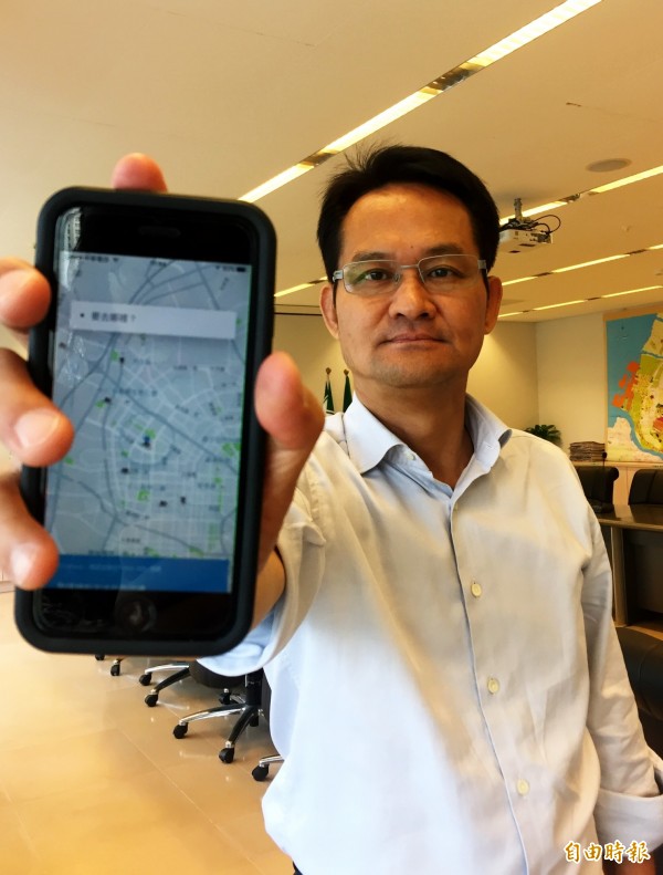 台中市議員張耀中當場試用Uber，有多輛車在附近待命。（記者張菁雅攝）