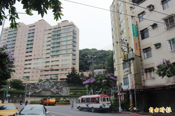 台北市都市計畫委員會今天舉行「內湖區都市計畫通盤檢討」第六次專案小組會議,都委會裁示,都發局先研究五處是否有環境敏感,下次會議提出結果再決定是否解編。(記者鍾泓良攝) 台北市都市計畫委員會今天舉行「內湖區都市計畫通盤檢討」第六次專案小組會議,都委會裁示,都發局先研究五處是否有環境敏感,下次會議提出結果再決定是否解編。(記者鍾泓良攝)