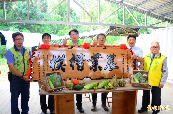 周俊吉（右3）獲選神農獎，副市長顏純左（左3）贈匾致賀。（記者吳俊鋒攝）
