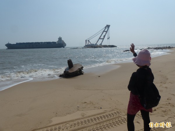 中國「港泰台州」貨輪終於離開滯留六十三天的金門，前往關切的遊客揮手送別。（記者吳正庭攝）