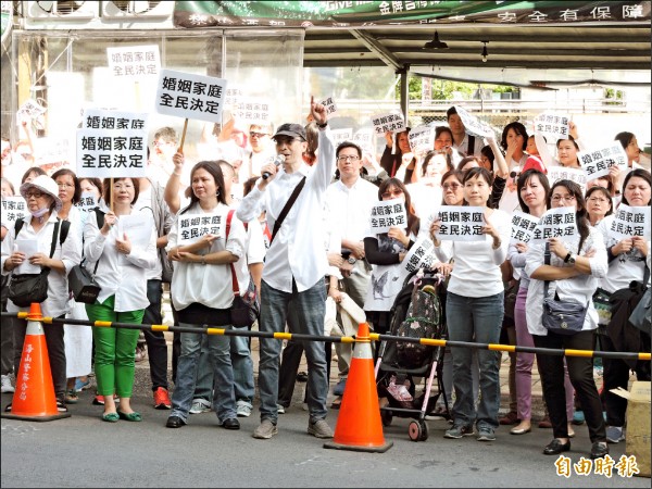 上百位反對同性婚姻合法化的民眾，昨至立委張宏陸服務處抗議。（記者賴筱桐攝）