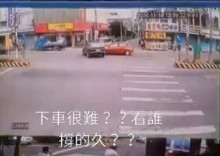 兩車就在省道上撐著不下車。（記者陳彥廷翻攝）