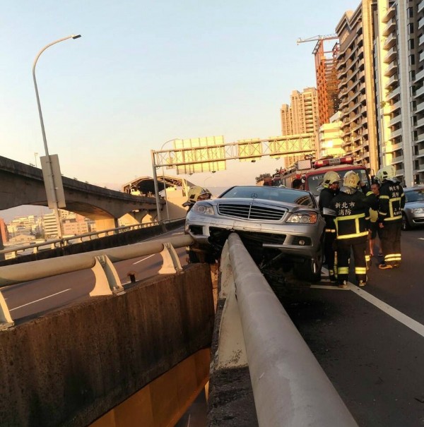 小轎車自撞護欄，駕駛幸運無傷。（記者曾健銘翻攝）