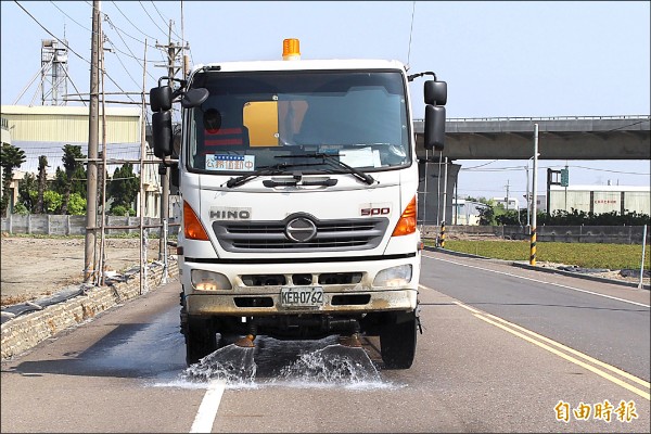 沿海為降低揚塵污染，常出動灑水車在街道上加強灑水。（記者黃淑莉攝）