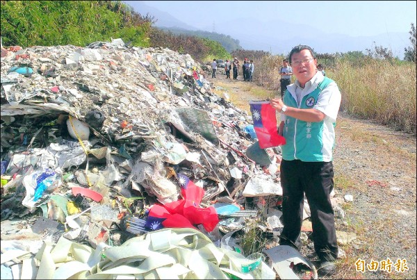 集集與水里一帶濁水溪水域遭人亂倒廢棄物，連小國旗也在其中，形成一座垃圾山，嚴重影響民眾居家環境與河川生態。（記者謝介裕攝）