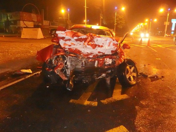 柯姓男子駕駛的寶騰蓮花跑車，肇事後車頭全毀。（記者丁偉杰翻攝）