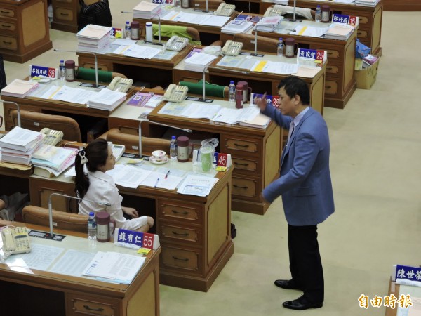 李婉鈺下午抵達議場坐在45座位上，副議長陳文治再度上前溝通座位問題，雙方仍不歡而散。（記者何玉華攝）