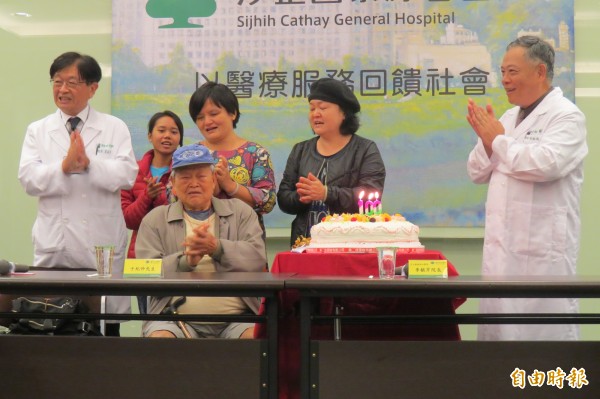 汐止國泰醫院準備好生日蛋糕，慶祝百歲人瑞于紀仲闌尾癌手術成功，並慶祝他生日快樂。（記者俞肇福攝）
