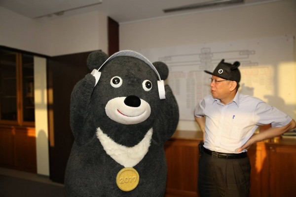 台北市長柯文哲被問到台北市的吉祥物是哪一隻，柯P立刻回「是左邊還右邊？」（圖擷自柯文哲臉書）