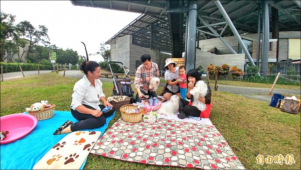 幸福宜蘭寵物嘉年華，邀請民眾帶毛小孩來野餐。（記者江志雄攝）