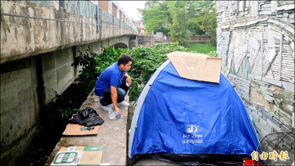 花蓮曾姓婦人下半身癱瘓，最近因兒子被檢查罹患肺癌無法工作，兩人臨時在花蓮中正橋下搭帳篷度日。（記者王錦義攝）