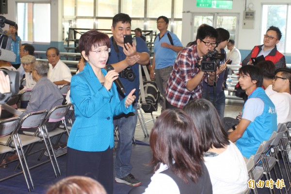 洪秀柱走向台下的新入黨青年同志，感謝大家願意支持國民黨。（記者翁聿煌攝）