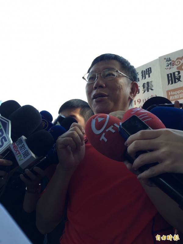 台北市長柯文哲參觀西園29服飾創作基地，並表示對防刀刺布料印象特別深刻。（記者沈佩瑤攝）