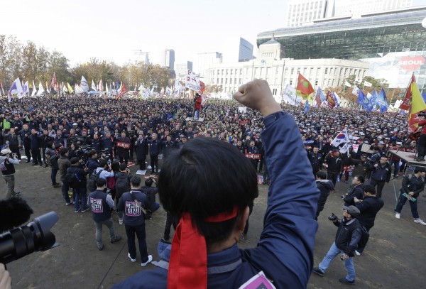 南韓民眾今日又走上街頭，要朴槿惠引咎辭職。（美聯社）