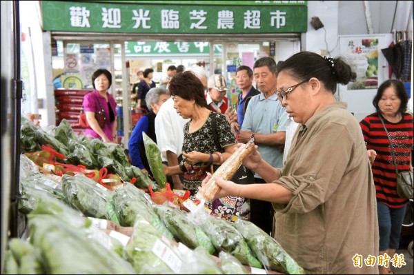 三芝農會超市入口處昨成立新北第一個「小農直銷站」，讓民眾可以直接選購在地小農的農特產。
（記者葉冠妤攝）