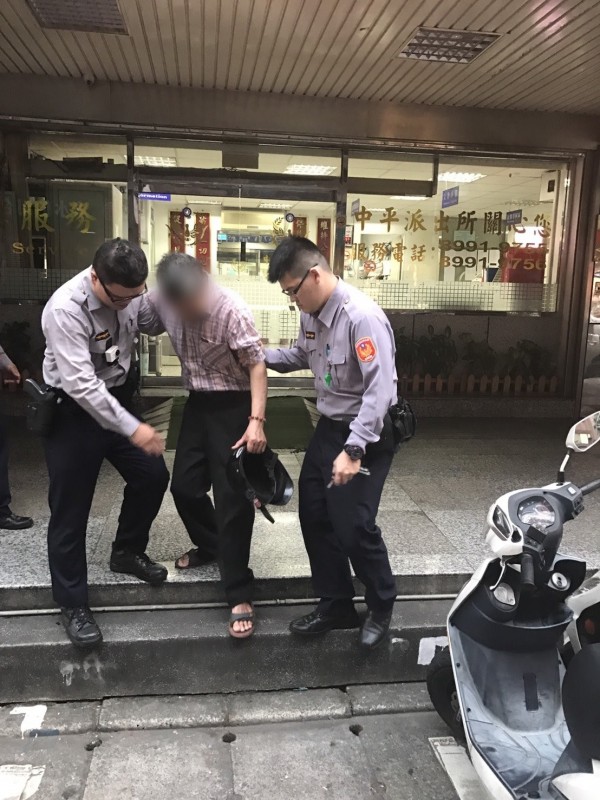 警員護送吳姓男子返家。（記者曾健銘翻攝）